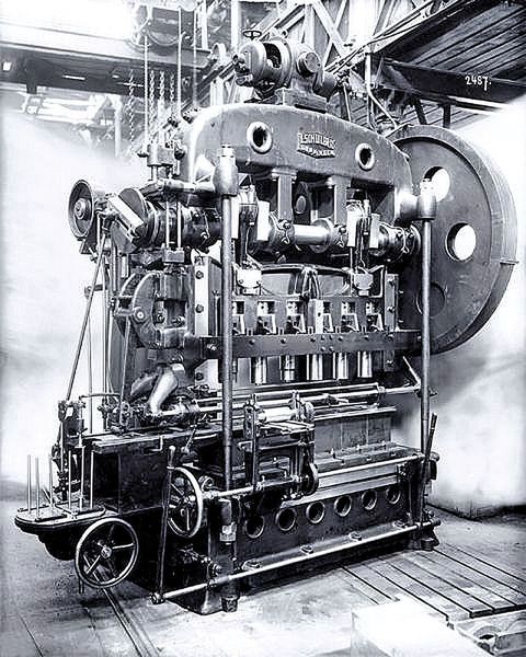 Schuler zeigte auf der Pariser Weltausstellung im Jahr 1900 der staunenden Fachwelt die erste Transferpresse der Welt. (Bild: Schuler)
