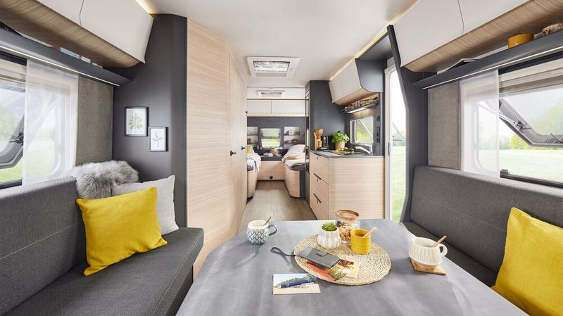 Hobby erweitert seine Top-Baureihe Maxia um den Grundriss 585 UL mit Einzelbetten und Rundumsitzgruppe im Heck. (Bild: Hobby)