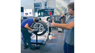 Der Reifensachverständige Michael Immler moderierte die Reifenmontagevorführungen nach neuer Richtlinie am Messestand des BRV auf der „The Tire Cologne“. (Bild: Holz)