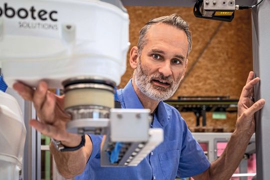 Leidenschaft für Robotik in Person: Geschäftsführer Nick Koch von Robotec Solutions AG. Leidenschaft für Robotik in Person: Geschäftsführer Nick Koch von Robotec Solutions AG.