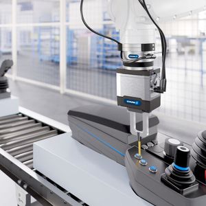 Die Haptikmessung im Automotivebereich erfolgt durch Greifen und Bewegen des Joysticks sowie die Betätigung von Knöpfen mit einer Prüfspitze.(Bild:  Schunk)