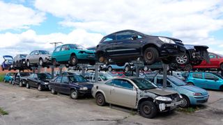 Nach der Anlieferung kommen die Altautos, bei denen sich das Aufheben lohnt, zuerst einmal ins Regal. (Bild: Rosenow – VCG)