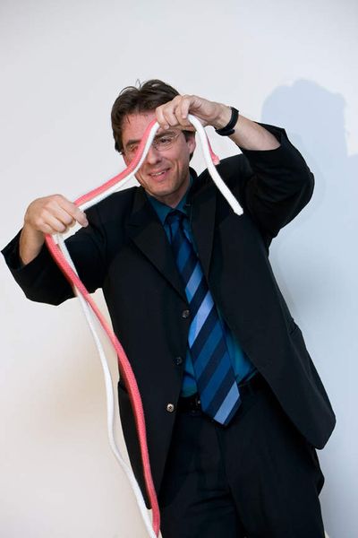 Thomas Fraps, alias Professor Meyerhof von der Uni Münster, demonstriert die Entwicklung von Schnittstellen zwischen Warenwirtschaftssystemen anhand eines Warenwirtschaftsseils. (Archiv: Vogel Business Media)