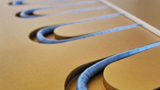 Busse-Heiz- und -Kühlplattensystem zeichnen sich durch eine sichere und homogene Temperaturverteilung aus, heißt es. Busse entwickelt diese für jede Aufgabe individuell und passend. Auch besonders große Systeme bis 17 m × 4 m könnten gebaut werden. Auf der Bondexpo 2019 wird diese Technik demonstriert. (Busse)