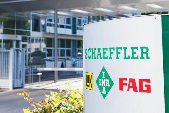 Die Schaeffler-Gruppe blickt auf das Geschäftsjahr 2021 zurück. In ihrer Jahrespressekonferenz konnte man erfahren, dass die Gruppe in allen Bereichen und Regionen wächst. So habe man etwa das operative Ergebnis vor Sondereffekten um rund 60 Prozent zum Jahr davor gesteigert. Die Schaeffler-Gruppe blickt auf das Geschäftsjahr 2021 zurück. In ihrer Jahrespressekonferenz konnte man erfahren, dass die Gruppe in allen Bereichen und Regionen wächst. So habe man etwa das operative Ergebnis vor Sondereffekten um rund 60 Prozent zum Jahr davor gesteigert.