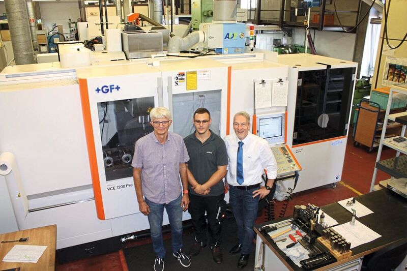 Von links: Jürgen Pleyer, Leiter der Werkzeugentwicklung bei Seidel sowie Patrick Fach, Fachkraft für Frästechnik und Robert Volland, Verkaufsingenieur bei GF Machining Solutions, vor der „Mikron VCE 1200 Pro“ mit dem System „3R Workpal 1“. (GF)