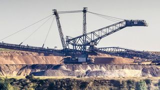 Bei diesen riesigen Braunkohlebaggern kann eine zuverlässige Ethernet-Übertragung via Kupferkabel problematisch werden. Die Alternative sind Glasfaserkabel, deren Steckverbinder aber sehr schmutzanfällig sind, was wiederum im Bergbau ein problem darstellt. (CC0, www.pixabay.com)