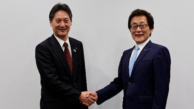 Left: Atsushi Osaki, Representative Director and President, SUBARU CORPORATION Right: Mritaka Yoshida, Director and President, AISIN CORPORATION(Source:  AISIN CORPORATION)