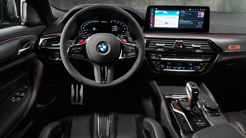Im Innenraum gibt es elegant integrierte CS-Embleme auf Armaturentafel und zwischen den Rücksitzen, außerdem ein Alcantara-Lenkrad mit 12-Uhr-Markierung sowie Karbon-Schaltwippen. (Auto-Medienportal.Net/BMW)
