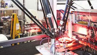 Durch den Einsatz von Pick-and-place-Robotern und u.a. von Twincat Kinematic Transformation konnte das Zusammenstellen von Probenahmesets automatisiert und insgesamt um das Sechsfache beschleunigt werden. (Bild: Beckhoff Automation)