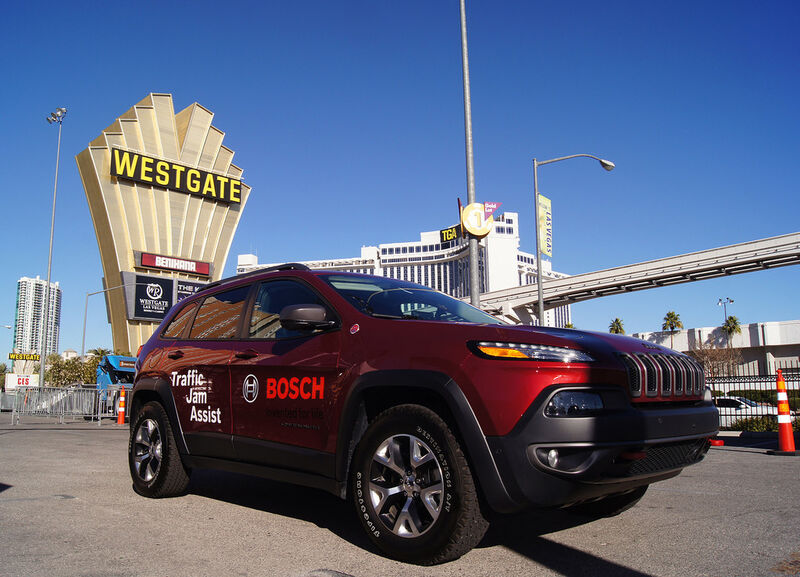 Auf dem Las Vegas Strip zeigte Bosch in einem Demofahrzeug die Funktion des Stauassistenten. Bis Tempo 60 bremst er in dichtem Verkehr selbstständig, gibt Gas und hält das Auto in der Spur. (Bild: Bosch Mobility Solutions)