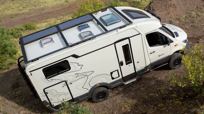 Der bis zu 30 Tage völlig autarke Teilintegrierte ist fast so schmal wie ein Kastenwagen. (Bild: Eura Mobil)