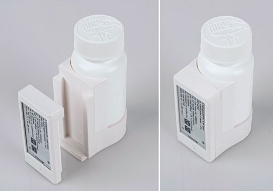 Ein wiederverwendbares Adapter-System aus Kunststoff ermöglicht die sichere Anbringung des Digital Display Labels an verschiedenste Verpackungsformen – von Blister-Wallets bis hin zu Vials. (Bild:  Schreiner Medipharm)