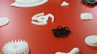 Xjet hat das Nano-Particle-Jetting entwickelt. Hierbei werden sehr feine Schichten einer Nanopartikel-Dispersion gedruckt. Die produzierten kleinen und eher flachen Keramikteile haben nach dem anschließenden Sintern sehr feine Details, glatte Oberflächen und eine hohe Genauigkeit.  (D.Quitter/konstruktionspraxis)