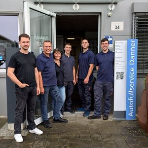 Eine ganz besondere Leistung des kleinen Teams sind die Drive-in-Radwechseltage in Frühjahr und Herbst. Der Kunde fährt selbstständig auf die Werkstatt-Hebebühne, bleibt sitzen und bekommt einen Kaffee. Innerhalb von fünf bis sieben Minuten werden die Räder gewechselt. So schafft Danner 70 Durchläufe in rund vier Stunden.(Bild:  Rosenow – VCG)