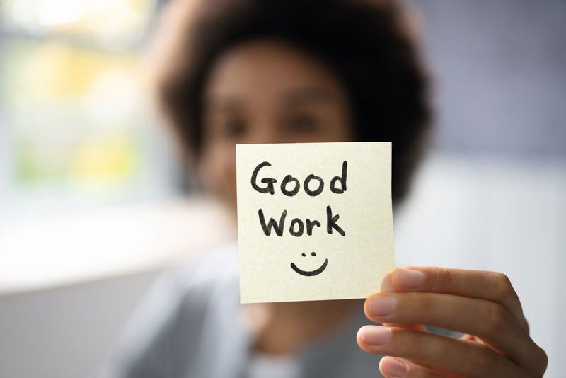 Als Basis der Zusammenarbeit ist auch ein respektvoller Umgang miteinander entscheidend. Zeigen Sie daher Ihren Teammitgliedern Anerkennung für die Leistungen und Beiträge, unabhängig von ihrer Position im Unternehmen. Auf diese Weise wird das Zusammengehörigkeitsgefühl gestärkt und motiviert sie untereinander.  (Bild: © Andrey Popov - stock.adobe.com)