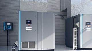 Blick unter die Schallhaube eines luftgekühlten Kompressors der Baureihe GA 90+-160 (VSD+) von Atlas Copco. Links auf dem Rahmen der Ölabscheider, mittig die beiden Ventilatoren der Luftkühlung, vorne rechts das Bedienfeld mit der Elektronikon-Touch-Steuerung. (Atlas Copco)