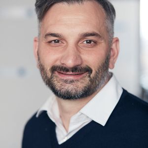 Marco Di Filippo, Senior Cyber Security Engineer von Koramis: "Faktisch jedes Gerät in einer Fabrik wird in Zukunft über eine IP-Adresse erreichbar sein – auch für Hacker, die nun vernetzte IoT-Systeme und Produktionsanlagen ins Visier nehmen könnten."(Bild:  Deutsche Telekom)