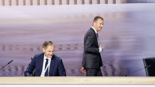 Herbert Diess (r.) stärkt Oliver Blume bei seinen Sparplänen den Rücken. (Bild: Volkswagen)