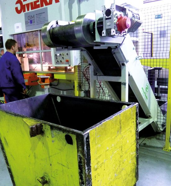 ... und gelangen von dort in den Schrottbehälter. (Bild: Kuhn)