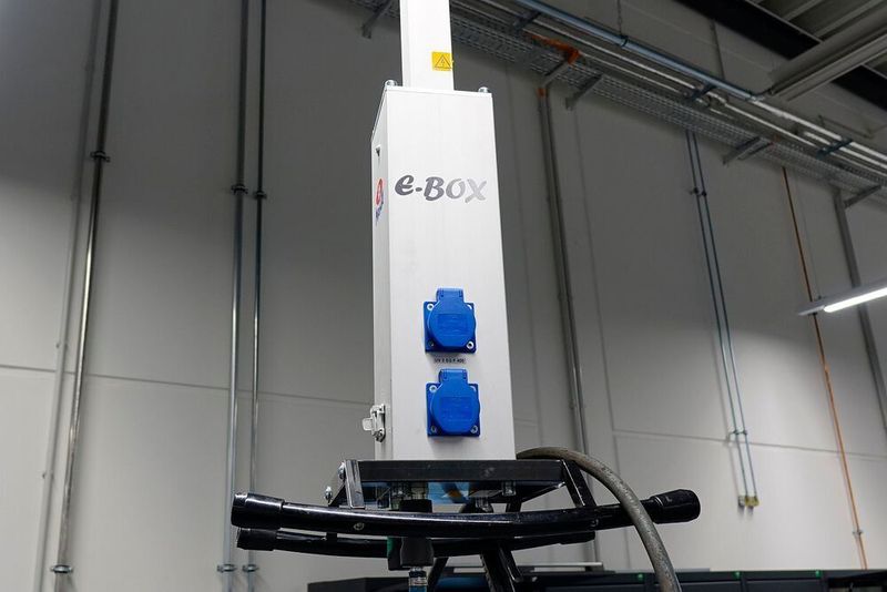 Hängeverteiler für Strom und Druckluft vermeiden Stolperfallen und sorgen für ein aufgeräumtes Erscheinungsbild. (Rosenow/»kfz-betrieb«)