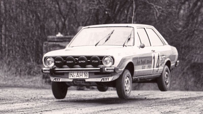 Auch abseits der Straße macht der Audi 80 der ersten Generation eine durchaus gute Figur. (Bild: Abt)