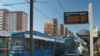 Deutlich ausgebauter ÖPNV und niedrige Preise: die beiden wichtigsten Argumente, damit mehr Menschen auf ein eigenes Auto verzichten. (Hansestadt Rostock/Fotoagentur Nordlicht)