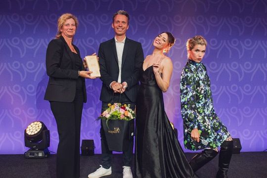 Schauspielerin Anne Menden (3.v.l.) überreicht den Fairtrade Award in der Kategorie Industrie an Silke Rosebrock (l.) und Mathias Diestelmann von Brands Fashion. Anke Engelke (r.) führte durchs Programm.(Bild:  Fairtrade Deutschland/Tim Keweritsch)