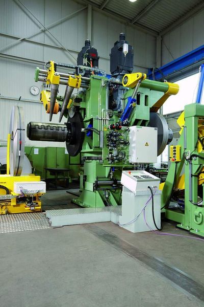 12,5-t-Doppelwendehaspel, die für einen kontinuierlichen Betrieb der Querteilanlage sorgt; während das geladene Coil abgearbeitet wird, wird auf die leere Haspel ein neues Coil geladen. (Archiv: Vogel Business Media)