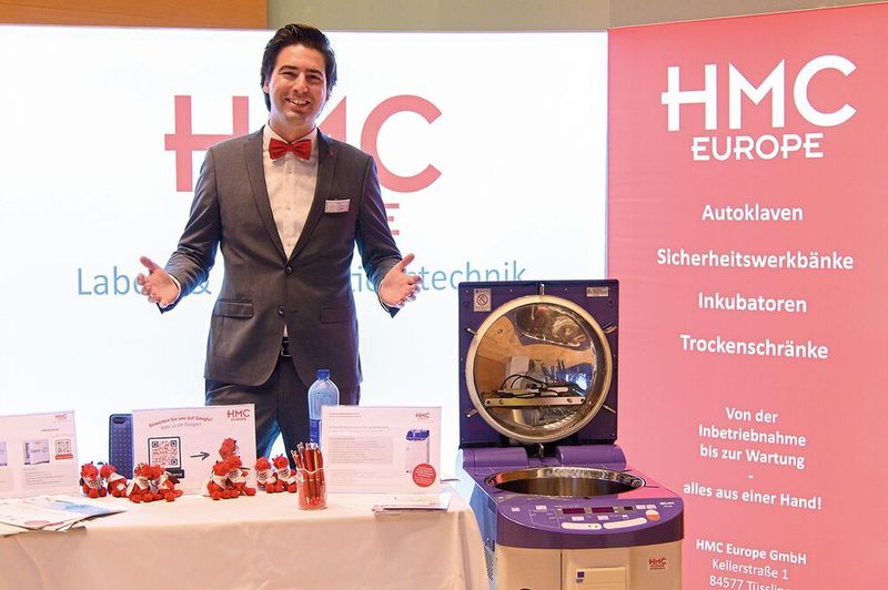 Hier steht der Geschäftsführer persönlich für Gespräche bereit: Maximilian Lauktien von HMC Europe ist bei vielen der LAB-SUPPLY-Messen mit seinen Laborautoklaven vor Ort. (Bild: Stefan Stark)