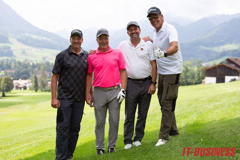 Dieser Promi-Flight kennt sich schon gut: (v. l.) Christoph Langen (Bobfahrer), Edi Reichart (Riesenslalom), Hermann Weinbuch (nordischer Kombinierer) und Sascha Hehn (Schauspieler) (Bild: Vogel IT-Medien GmbH)