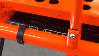 Bei der Verbindung mit Blindnietmuttern entstehen keine Schweißspritzer und -dämpfe, das Material verzieht sich nicht aufgrund von entstehender Schweißwärme und Nacharbeiten entfallen. (Heyman)