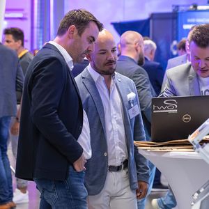 Die Besucher konnten nicht nur spannende Vorträge verfolgen, sondern sich auch auf der Branchenausstellung informieren.(Bild:  Stefan Bausewein)