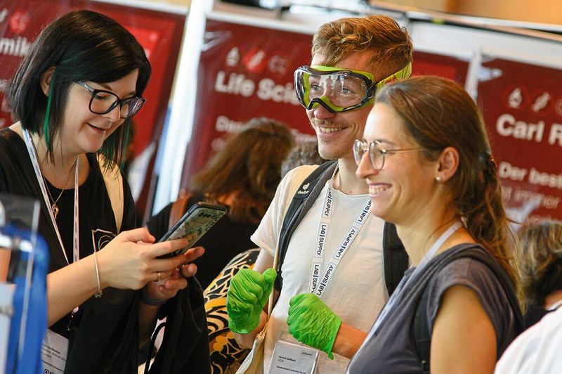 Das Motto: Ausprobieren erwünscht. Dies gilt insbesondere für die passende Schutzausrüstung, wie sie etwa Shield Scientific und Neolab anbieten.    Mehr Infos zu den kommenden LAB-SUPPLY-Messen finden Sie auf www.lab-supply.info (Bild: Stefan Stark)