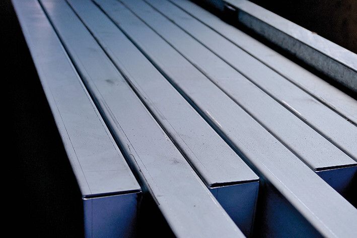 Das Teilespektrum das Bickel bearbeiten kann ist sehr umfangreich. Vom Zuschnitt über das Kanten beziehungsweise Biegen und die Montage ist alles möglich. Spezialität von Bickel sind auch komplette Baugruppen für den Maschinen- und Apparatebau. (Bild: Kuhn)