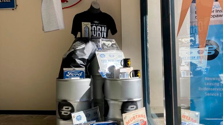 Auch Zubehör präsentiert Bohlender im 50 Quadratmeter großen Pop-up-Store. (Bild: Auto Bohlender)