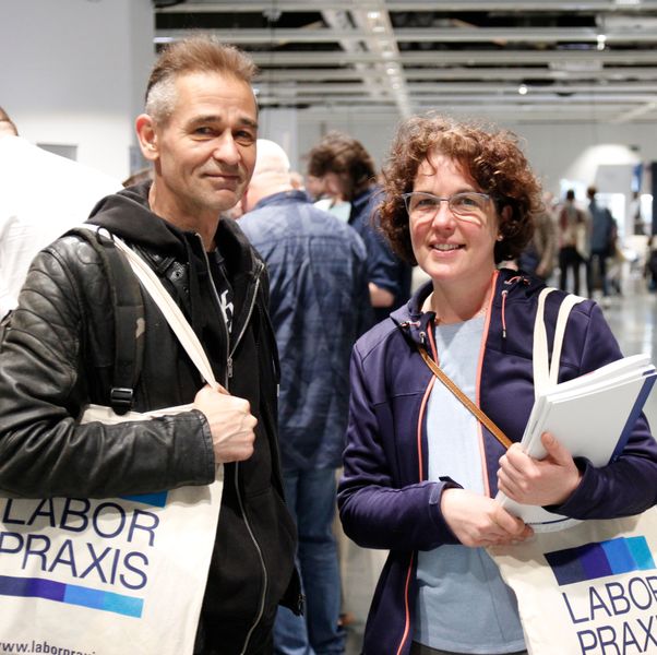 Besucherstimmen der LAB-SUPPLY Wien 2023Sonja Hüttinger und ihr Kollege vom Amt für Rüstung und Wehrtechnik:  „Mein erster Eindruck von der Messe ist sehr gut. Es sind so viele Firmen da, und so unterschiedliche. Man findet hier auf alle Fälle etwas Nützliches.“   Weitere Infos zu den kommenden LAB-SUPPLY-Messen finden Sie auf www.lab-supply.info.  (LABORPRAXIS, C. Lüttmann)