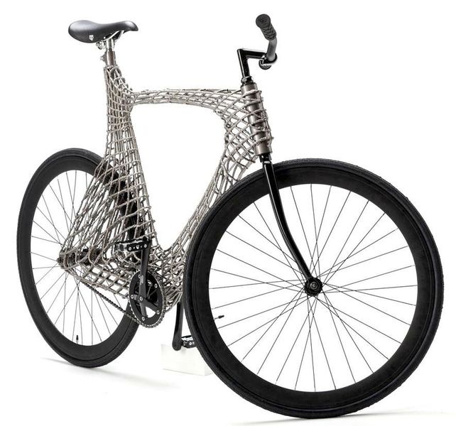 Ein echter Hingucker: Angehende Ingenieure der TU Delft haben ein Fahrrad mit sehr eigenwilliger Konstruktion mit Hilfe eines 3D-Druckers gefertigt. Es ist die Vorstufe zum Bau einer Brücke mit der gleichen Technik. (Bild: TU Delft)