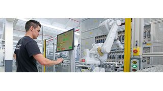 Hochautomatisiert und flexibel wird auf der Fertigungslinie ML2 die dreifache Anzahl Varianten von Sicherungsautomaten wie bisher produziert. (Bild: Johannes Vogt)