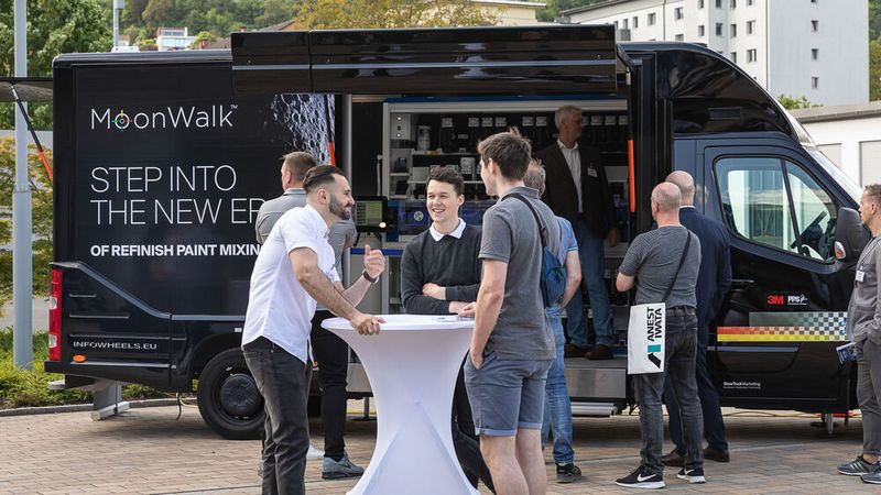 Der Lacklieferant PPG/Nexa Autocolor hatte sein vollautomatisches Mischsystem Moonwalk mit nach Würzburg gebracht. (Bild: Stefan Bausewein)