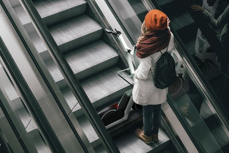 Nutzer sollen den E-Scooter einfach klappen und so beispielsweise auch auf einer Rolltreppe transportieren können. (BMW)