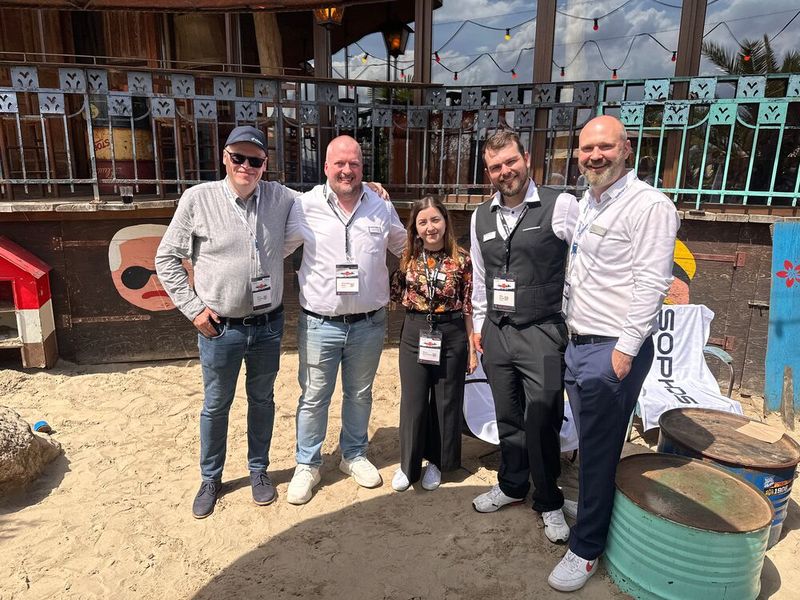 Ein Platz in der Sonne haben (v. l.) Sven Ortmann (Infinigate), Christoph Kick, Derya Bockelmann und Eike Kruse (Sophos) und Timo von Keitz (Infinigate) ergattert. (Bild: Vogel IT-Medien)
