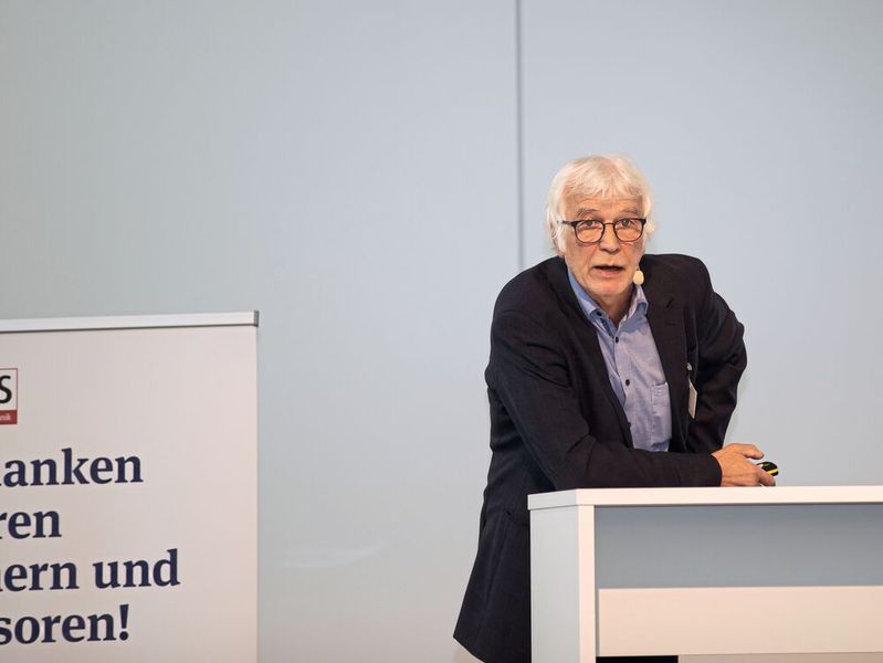 Die Wasserstofferzeugung ist von vielen Missverständnissen umgeben, erklärt Prof. Dr.-Ing. Eberhard Schlücker: Abwärme, Verlustleistung und Koppelprodukte machen ein Neudenken erforderlich, das über bisherige Sektorengrenzen hinaus geht. (Bild: Oxana Gruber Photography)