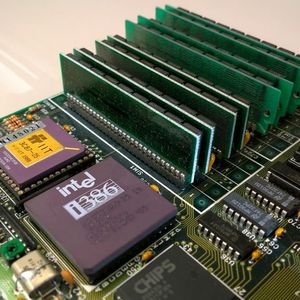 Der 1985 vorgestellte Intel 80386 war der erste erfolgreiche 32-Bit-Prozessor von Intel. Der 386DX-25 auf dem Foto stammt aus dem Jahr 1990. Dahinter ist der Coprozessor 3C87 von IIT zu sehen. Die Speichermodule (insgesamt acht MB) sind SIPPs.