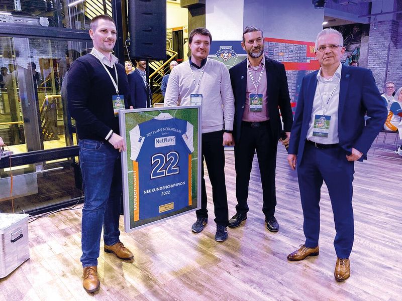 Netplans aus Neckarsulm freute sich über die Auszeichnung „Neukundenchampion 2022“. Das gerahmte Trikot wird sicher einen Ehrenplatz erhalten. (Bild: Macmon Secure)