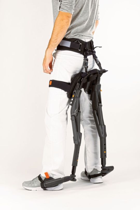 Mit der neuen Produkt- generation, dem Chairless Chair 2.0, bietet Noonee neben einem noch komfortableren und leichteren Exoskelett auch ein digitales Training an. Mit der neuen Produkt- generation, dem Chairless Chair 2.0, bietet Noonee neben einem noch komfortableren und leichteren Exoskelett auch ein digitales Training an.