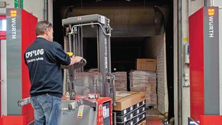 Das RFID-Gate an der Verladerampe ist mit einem Simatic-Reader RF670R und vier abgesetzten Antennen ausgestattet. Ausgelöst beim Durchfahren einer Lichtschranke, werden die RFID-Daten der Palette erfasst und dem Warenwirtschaftssystem zugeführt. (Bild: Siemens)