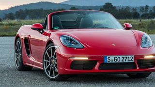 Der Porsche 718-Boxster ist eine Hommage an die vierzylindrigen Ahnen aus den 1950er-Jahren und gibt es künftig nur noch mit Turbolader und Vierzylinder Boxer. (Foto: Porsche)