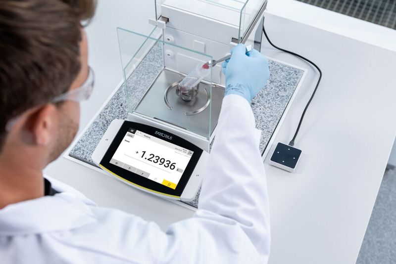 Laborwaage von Sartorius in Anwendung (Bild: Sartorius)
