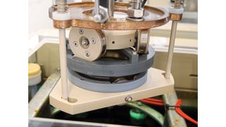 Neben der neuartigen Beschichtung haben die Forscher auch eine Vorrichtung entwickelt, mit der die galvanische Metallschicht auf das Wälzlager abgeschieden wird. (Fraunhofer IPA)